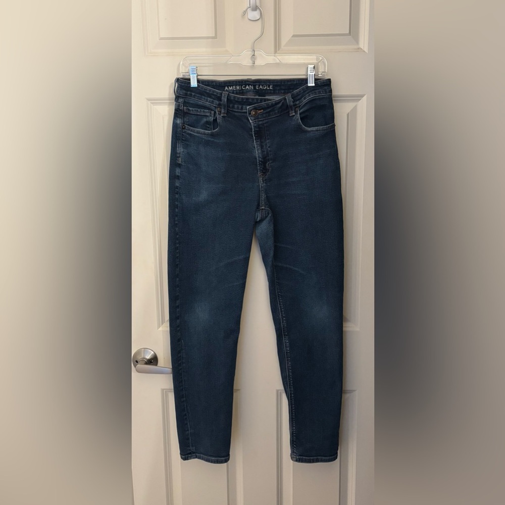 American Eagle Cross Waistband Stretch Mom Jean in Blue, Size 8 Reg